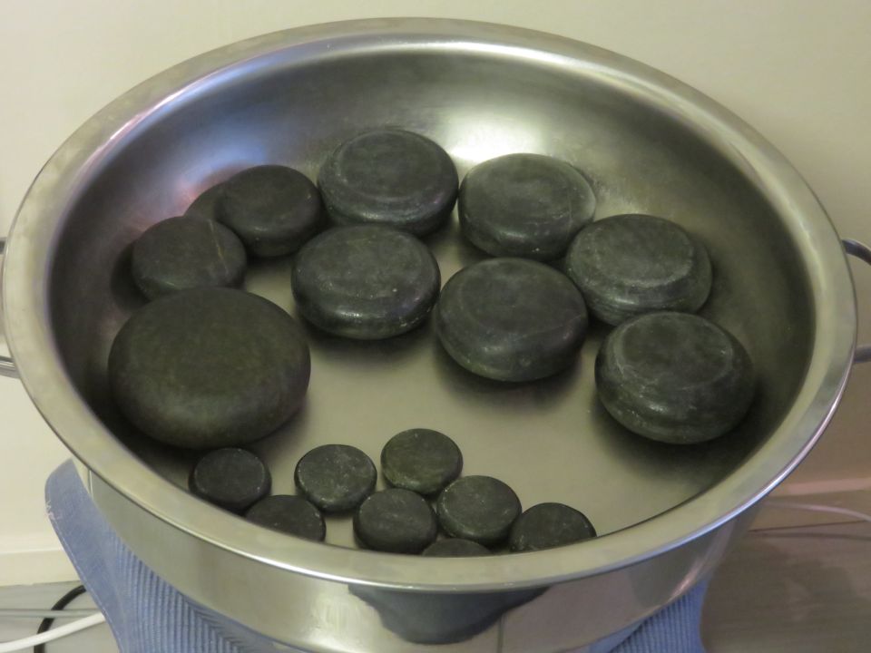  Stenarna, som används i varmstens massage värms i hett vatten 